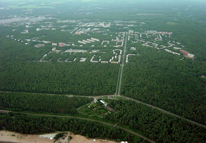 Akademgorodok from the air. The institutes and the flats are inside the pine forest, thirty kilometres out from Novosibirsk.